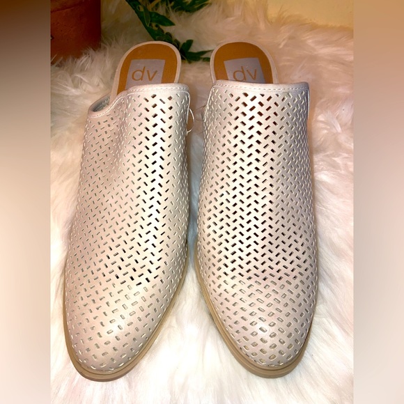 NWOT! DV by Dolce Vita Kenli Laser Cut Taupe Mule Heels Faux Leather Size 9! - Picture 2 of 4